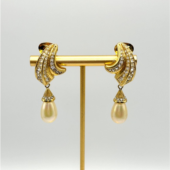 STUNNING Christian Dior Vintage Gold Tone Clear Crystal Clip On Pearl Earrings - Picture 2 of 16